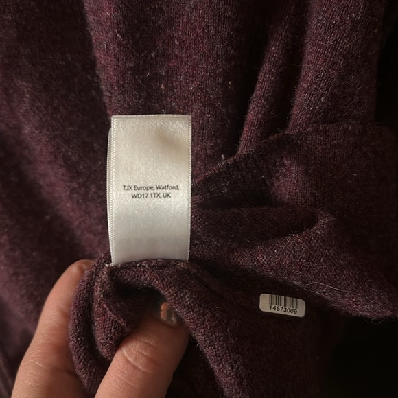 Cashmere sweater with thumb holes - Picture 9 of 10